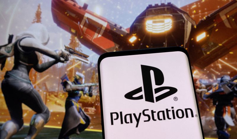 © Reuters. Celular mostra o logotipo do PlayStation, console de videogames da Sony, em frente a cenas do jogo Destiny 
01/02/2022
REUTERS/Dado Ruvic/Illustration
