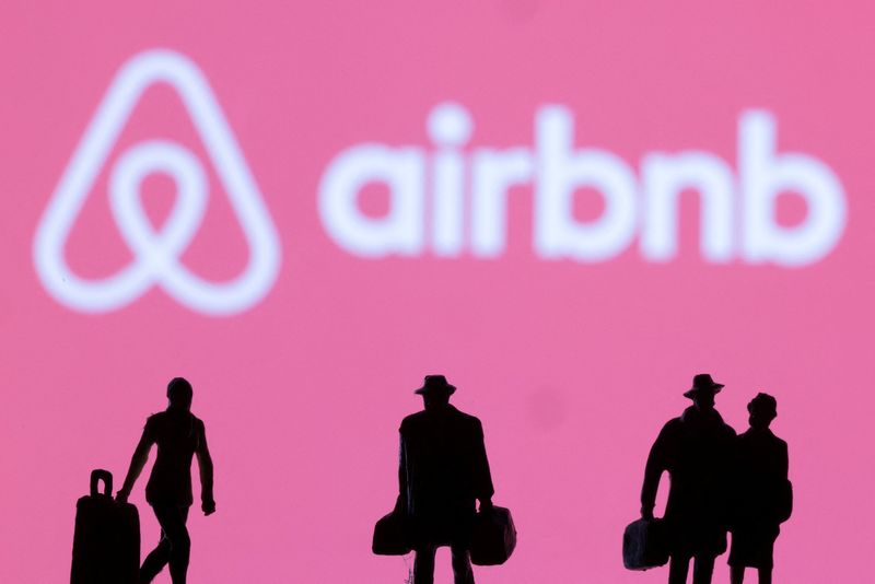 &copy; Reuters. Figurines are seen in front of the Airbnb logo in this illustration taken February 27, 2022. REUTERS/Dado Ruvic/Illustration