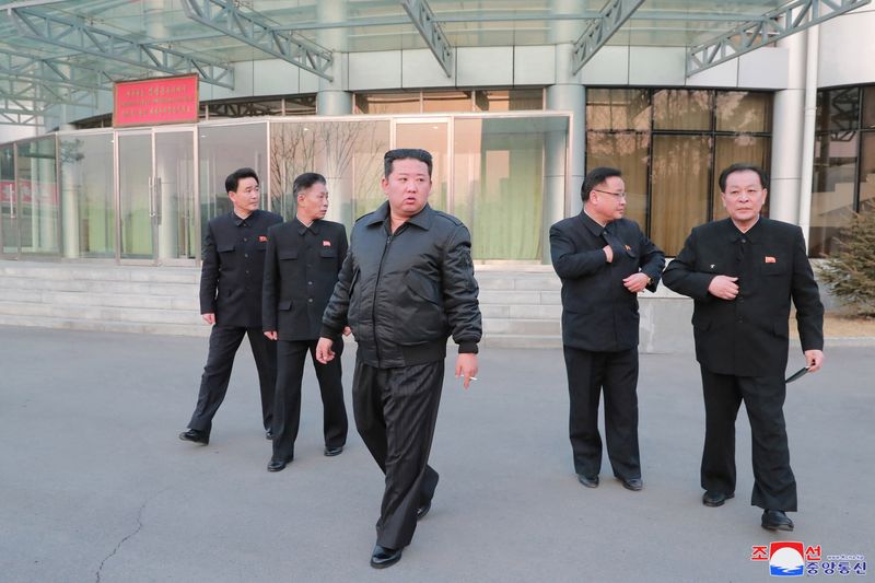 © Reuters. North Korean leader Kim Jong Un inspects North Korea's National Aerospace Development Administration after recent satellite system tests, in Pyongyang, North Korea, in this photo released on March 10, 2022 by North Korea's Korean Central News Agency (KCNA).KCNA via REUTERS 