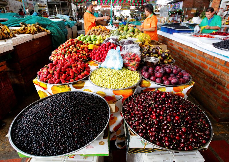 &copy; Reuters. People work at a vegetables and fruit stand in Cali, Colombia January 4, 2018.   REUTERS/Jaime Saldarriaga