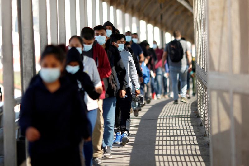&copy; Reuters. IMAGEN DE ARCHIVO. Migrantes expulsados de Estados Unidos y retornados a México caminan por el puente fronterizo, en esta foto tomada desde Ciudad Juárez, México. Octubre 1, 2021. REUTERS/Jose Luis Gonzalez