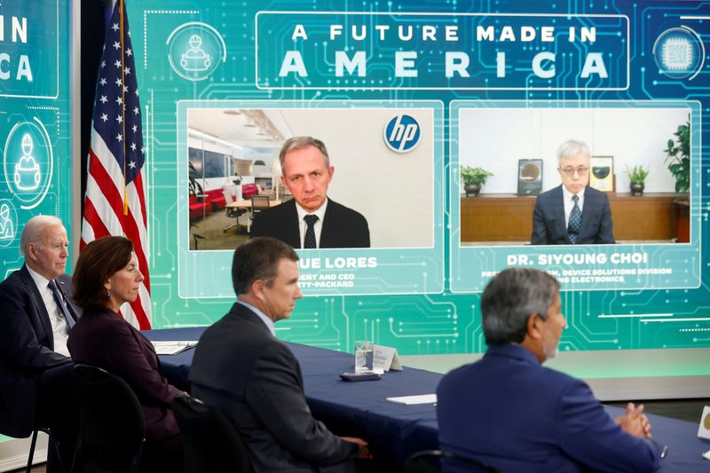 © Reuters. U.S. President Joe Biden and Commerce Secretary Gina Raimondo hold a virtual meeting with business leaders and state governors to discuss supply chain problems, particularly addressing semiconductor chips, on the White House campus in Washington, U.S., March 9, 2022. REUTERS/Jonathan Ernst