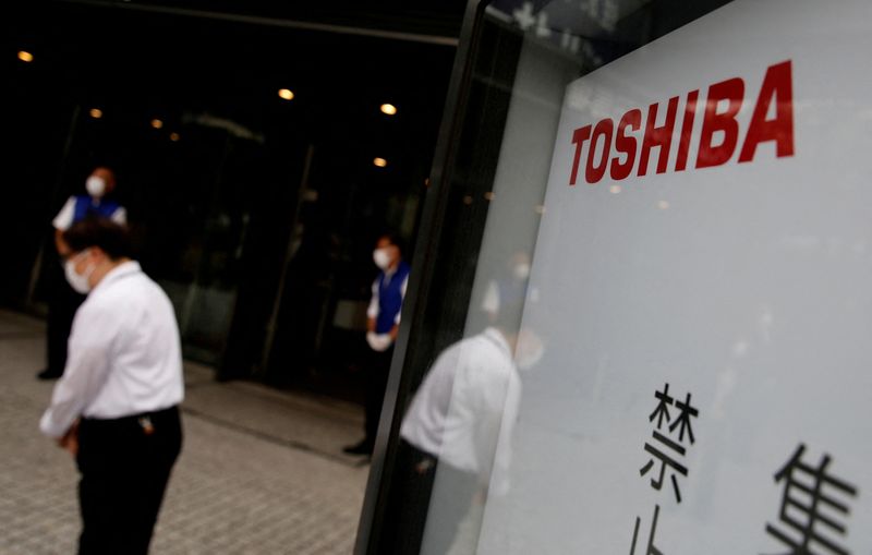 &copy; Reuters. FILE PHOTO: A staff member bows to a shareholder (not in picture) arriving a venue of Toshiba Corp's annual general meeting with its shareholders in Tokyo, Japan, June 25, 2021.   REUTERS/Kim Kyung-Hoon