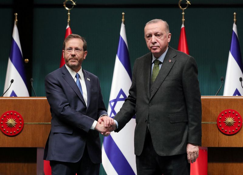&copy; Reuters. 　イスラエルのヘルツォグ大統領（写真左）が同国の大統領として２００８年以来初めてトルコを訪問しエルドアン大統領（同右）と会談した。３月９日のアンカラでの共同会見。大統領府