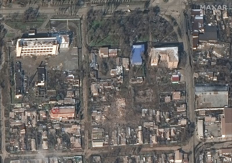 &copy; Reuters. صورة بالأقمار الصناعية تبين المنازل والمباني التي لحقت بها أضرار في مدينة ماريوبول بأوكرانيا جراء قصف القوات الروسية يوم الأربعاء.
(صورة لر