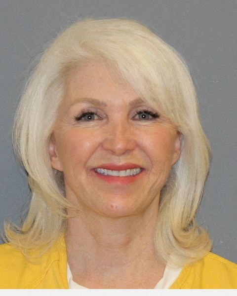 © Reuters. Tina Peters, the Mesa County, Colorado, clerk indicted on multiple felony counts stemming from an election security breach, poses in a jail booking photograph in Grand Junction, Colorado, U.S. March 9, 2022.  Mesa County Sheriff's Office/Handout via REUTERS 