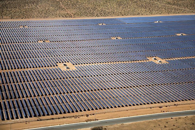 &copy; Reuters. An array of solar panels is seen in the desert near Victorville, California, U.S. March 28, 2018. REUTERS/Lucy Nicholson/Files