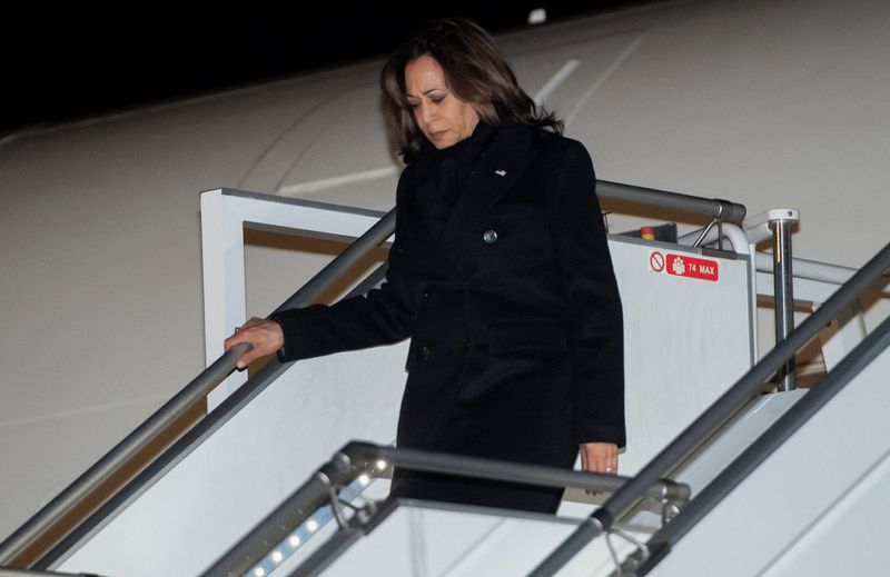 &copy; Reuters. U.S. Vice President Kamala Harris disembarks from Air Force Two upon arrival at Warsaw Chopin Airport, in Warsaw, Poland, March 9, 2022. Saul Loeb/Pool via REUTERS