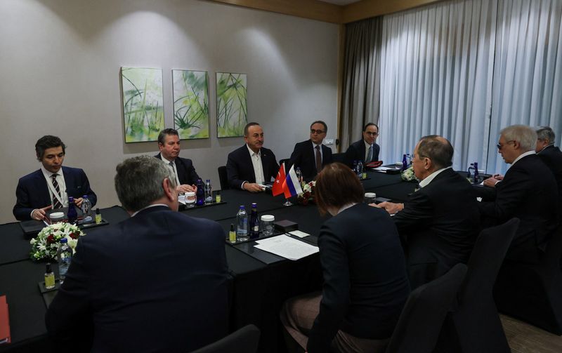 &copy; Reuters. El ministro de Asuntos Exteriores ruso, Sergei Lavrov, se reúne con su homólogo turco, Mevlut Cavusoglu, en Antalya, Turquía, el 10 de marzo de 2022. Ministerio de Asuntos Exteriores de Turquía/Handout via REUTERS 
