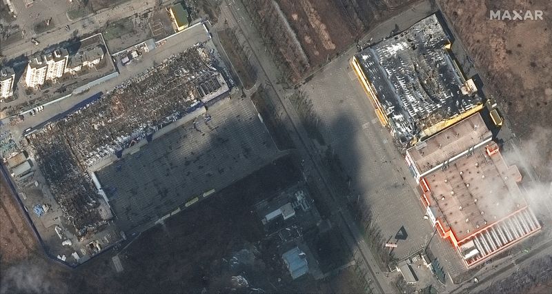 © Reuters. FOTO DE ARCHIVO: Una imagen de satélite muestra edificios destruidos, en medio de la actual invasión rusa de Ucrania, en Mariúpol, Ucrania, 9 de marzo de 2022.  Imagen de satélite ©2022 Maxar Technologies/Handout via REUTERS    