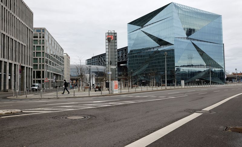 &copy; Reuters. FILE PHOTO: General view of empty streets in a business district near the central train station Hauptbahnhof, amid the coronavirus disease (COVID-19) pandemic, during lockdown in Berlin, Germany, January 20, 2021.    REUTERS/Fabrizio Bensch