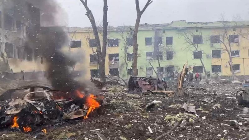&copy; Reuters. FOTO DE ARCHIVO: Una vista muestra coches y un edificio de un hospital destruido por un ataque de la aviación en medio de la invasión rusa de Ucrania, en Mariúpol, Ucrania, en esta imagen de mano publicada el 9 de marzo de 2022.  Servicio de prensa de 