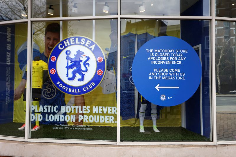 © Reuters. A shop selling the merchandise of Chelsea Football Club is seen closed after Britain imposed sanctions on its Russian owner, Roman Abramovich, in London, Britain, March 10, 2022. REUTERS/Hannah Mckay