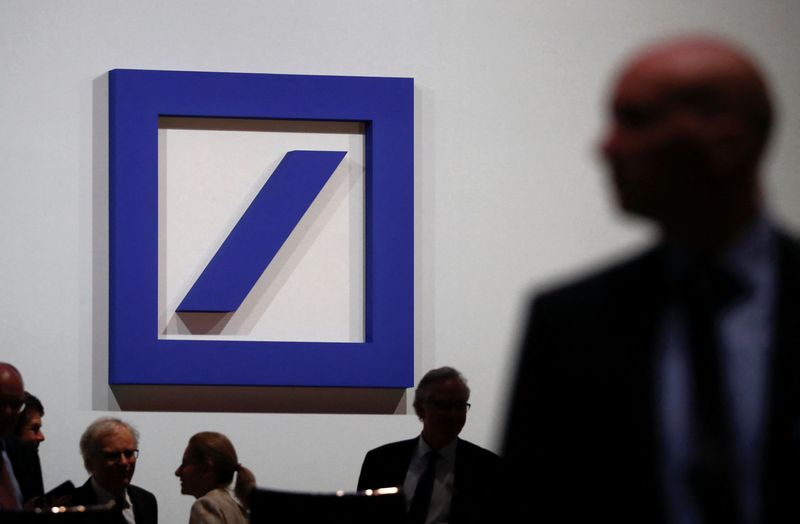 &copy; Reuters. FILE PHOTO: Employees of Deutsche Bank gather ahead of the bank’s annual shareholder meeting in Frankfurt, Germany, May 23, 2019. REUTERS/Kai Pfaffenbach/