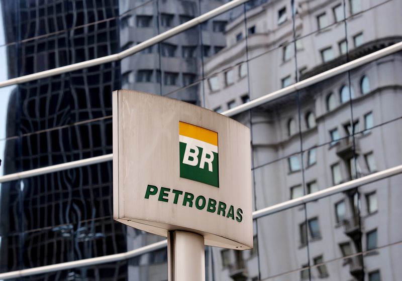 &copy; Reuters. FILE PHOTO: The Petrobras logo is seen in front of the company's headquarters in Sao Paulo April 23, 2015. REUTERS/Paulo Whitaker