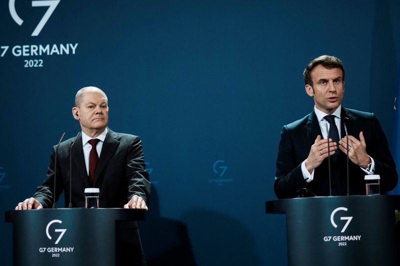 &copy; Reuters. Chanceler da Alemanha, Olaf Scholz, e presidente da França, Emmanuel Macron, durante entrevista coletiva em Berlim
08/02/2022 Thibault Camus/Pool via REUTERS