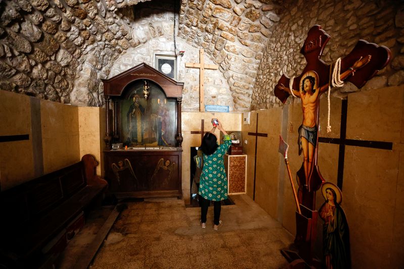 &copy; Reuters. امرأة تلتقط صورا داخل بئر في القدس في كنيسة القديسة هيلانة القبطية الأرثوذكسية في البلدة القديمة بالقدس اعتمد عليه في الحصول على المياه أثن
