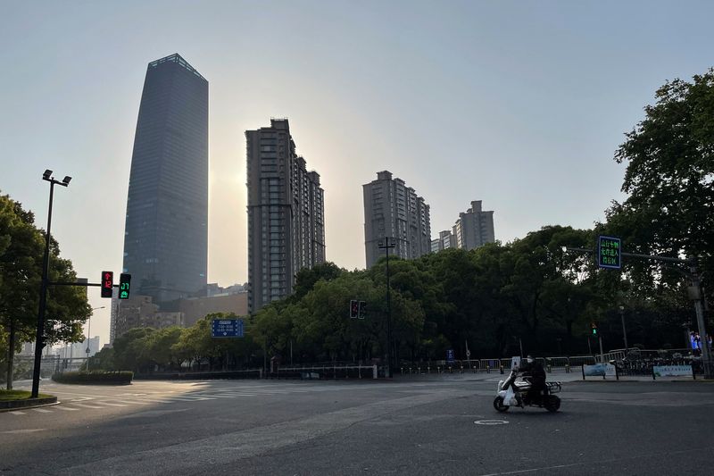 &copy; Reuters. Douze personnes ont péri vendredi des suites d'une contaminations au COVID-19 à Shanghai, contre 11 la veille, ont annoncé samedi les autorités sanitaires de la plus grande ville chinoise dont la population s'exaspère des restrictions instaurées pou