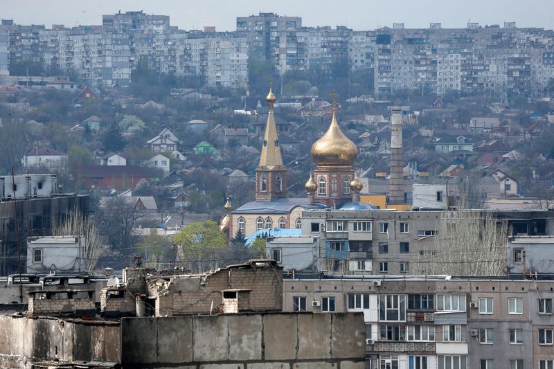 &copy; Reuters. Vue de Marioupol. Les forces russes ont repris samedi l’assaut visant les derniers éléments ukrainiens retranchés dans le site métallurgique d’Azovstal, à Marioupol, au surlendemain de l’annonce par Moscou de sa victoire dans la ville portuaire