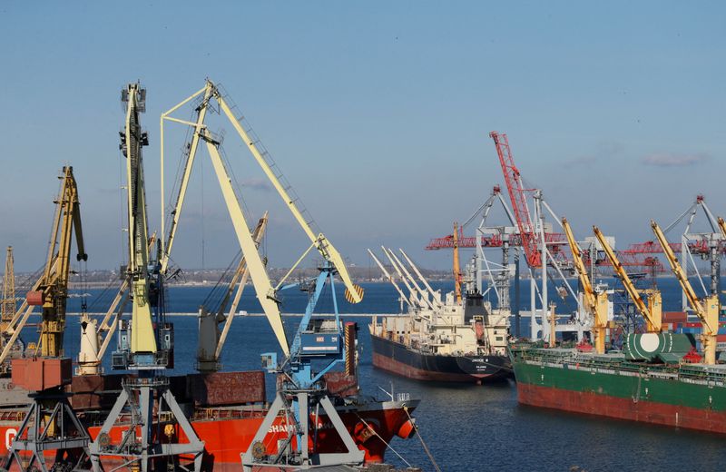 &copy; Reuters. FILE PHOTO: Cargo ships are docked in the Black sea port of ODESSA, Ukraine, November 4, 2016. REUTERS/Valentyn Ogirenko/File Photo