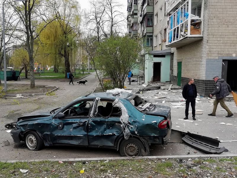 &copy; Reuters. Ludmila Sadlova, de 72 años, mira su casa destruida en Ozera, Ucrania. 23 abril 2022. REUTERS/Zohra Bensemra