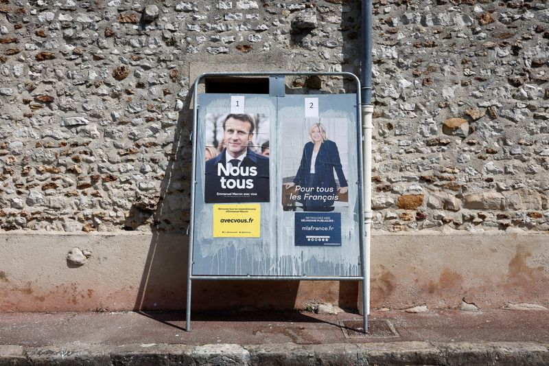 &copy; Reuters. Pôsteres de campanha eleitoral francesa em rua de Longnes, na França
21/04/2022
REUTERS/Benoit Tessier