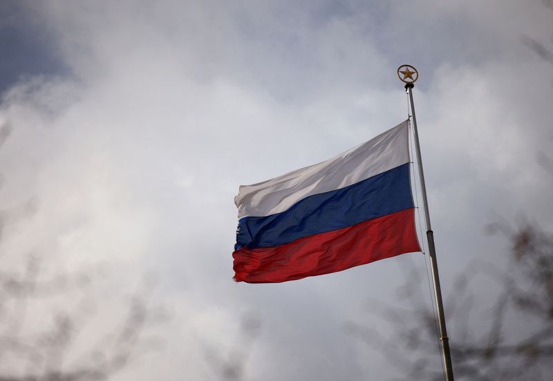 &copy; Reuters. Bandeira da Rússia em sua embaixada de Berlim
05/04/2022
REUTERS/Lisi Niesner