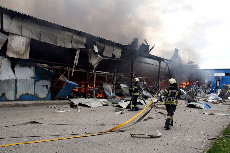 &copy; Reuters. رجال إطفاء يخمدون حريقا اندلع في مخزن للصلب بعد قصف روسي لمدينة خاركيف في شرق أوكرانيا يوم السبت. تصوير: رويترز.