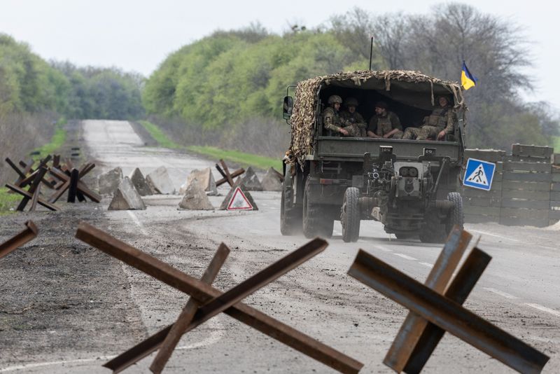 &copy; Reuters. Un vehículo militar ucraniano avanza hacia el frente de batalla cerca de Izyum, en la región de Donetsk, Ucrania. 23 abril 2022. REUTERS/Jorge Silva