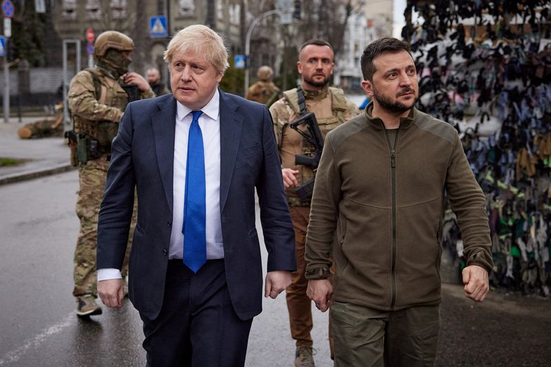 &copy; Reuters. Zelenskiy e Johnson caminham por ruas de Kiev durante visita do primeiro-ministro britânico à Ucrânia
09/04/2022
Serviço de Imprensa Presidencial Ucraniano/Reprodução via REUTERS 