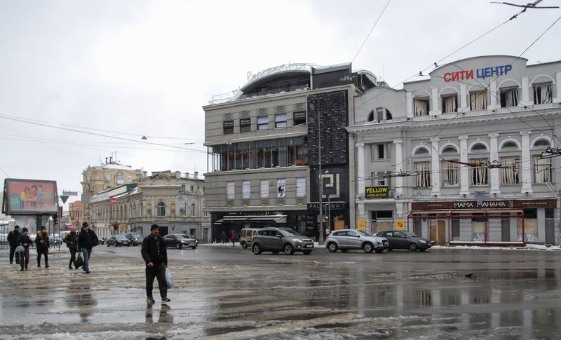 &copy; Reuters. Dans les rues de Kharkiv. Trois personnes ont péri et sept autres ont été blessées samedi dans un bombardement russe visant la région de Kharkiv, dans l'est de l'Ukraine, a déclaré le gouverneur de la région. /Photo prise le 4 mars 2022/REUTERS/Ol