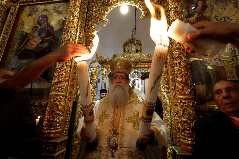 Fogo Sagrado ilumina o Santo Sepulcro de Jerusalém
