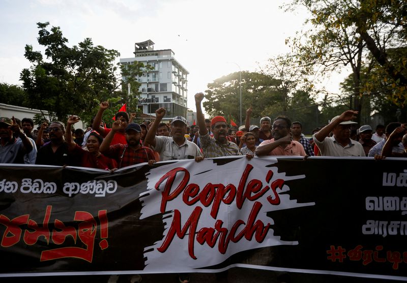 © Reuters. FILE PHOTO: Members and supporters of Sri Lanka's opposition the National People's Power Party march towards Colombo from Beruwala, during a protest against Sri Lankan President Gotabaya Rajapaksa, amid the country's economic crisis, in Colombo, Sri Lanka April 19, 2022. REUTERS/Navesh Chitrakar/File Photo