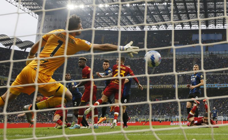 &copy; Reuters. المهاجم الأرجنتيني لاوتارو مارتينيز يسجل الهدف الثالث لإنتر ميلان في مباراته أمام روما في دوري الدرجة الأولى الإيطالي لكرة القدم يوم السبت