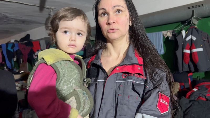 &copy; Reuters. امرأة تحمل طفلا تتحدث في ملجأ قالت كتيبة آزوف الأوكرانية إنه موجود في مصانع الصلب في آزوفستال في ماريوبول بأوكرانيا وسط الغزو الروسي لأوكرا