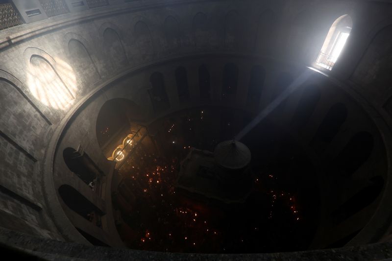 &copy; Reuters. Cerimônia do Fogo Sagrado ilumina Santo Sepulcro de Jerusalém
23/04/2022
REUTERS/Nir Elias