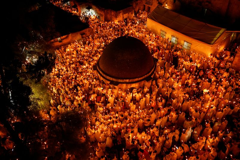 © Reuters. Ethiopian Orthodox worshippers hold candles during the Holy Fire ceremony at the Ethiopian section of the Church of the Holy Sepulchre in Jerusalem's Old City, April 23, 2022. REUTERS/Ammar Awad