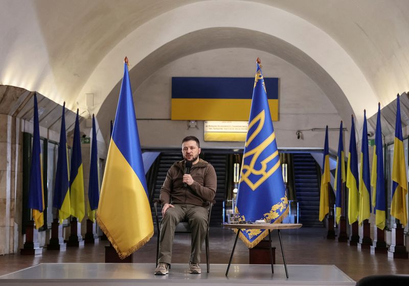 &copy; Reuters. El presidente de Ucrania, Volodímir Zelenski, asiste a una conferencia de prensa en una estación de metro en Kiev, Ucrania. 23 abril 2022. REUTERS/Gleb Garanic