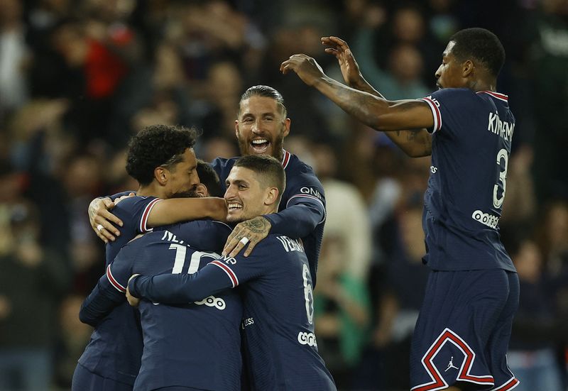 &copy; Reuters. ليونيل ميسي ولاعبي باريس سان جيرمان يحتفلون بحصد لقب دوري الدرجة الأولى الفرنسي لكرة القدم يوم السبت. تصوير: كريستيان هارتمان- رويترز.