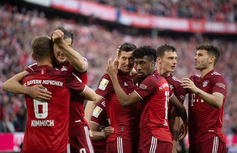 &copy; Reuters. Los jugadores del Bayern de Múnich celebran el gol de Robert Lewandowski ante el Borussia Dortmund en el partido de liga disputado en el Allianz Arena, Múnich, Alemania. 23 abril 2022. REUTERS/Andreas Gebert  