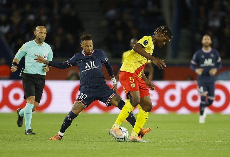 &copy; Reuters. El jugador del RC Lens Christopher Wooh lucha por el balón con Neymar, del Paris St Germain, durante un partido de la Ligue 1 en el Parque de los Príncipes, París, Francia. 23 abril 2022. REUTERS/Christian Hartmann