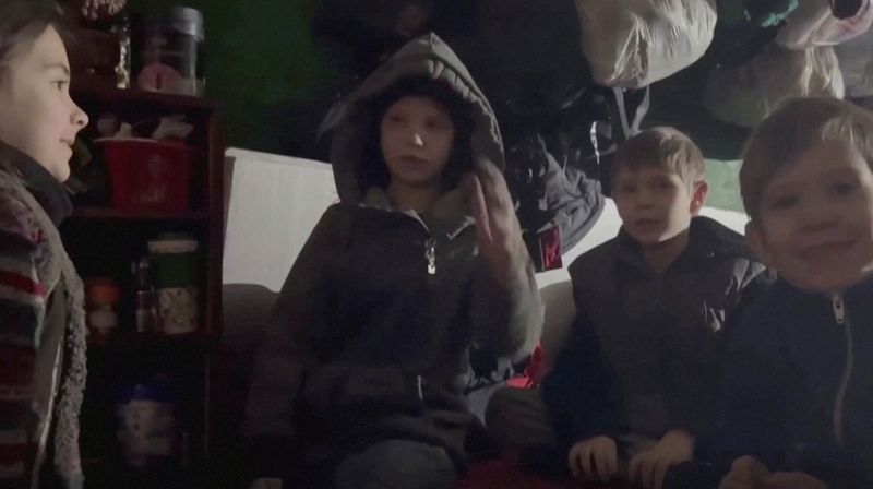 &copy; Reuters. Fotograma que muestras a varios niños hablando en el interior de un búnker que según el batallón Azov ucraniano está en la acería Azovstal de Mariúpol, Ucrania. 18 abril 2022. Batallón Azov/entrega vía Reuters