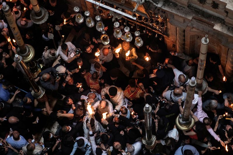 &copy; Reuters. Fieles cristianos ortodoxos asisten a la ceremonia del fuego sagrado en la Iglesia del Santo Sepulcro de Jerusalén. 23 abril 2022. REUTERS/Nir Elias