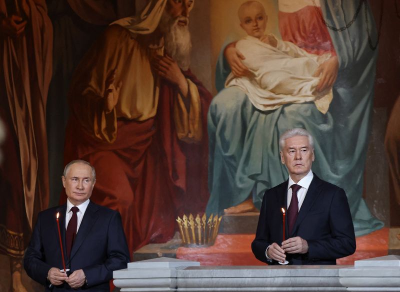&copy; Reuters. Russian President Vladimir Putin and Moscow's Mayor Sergei Sobyanin hold candles as they attend the Orthodox Easter service at the Cathedral of Christ the Saviour in Moscow, Russia April 23, 2022. REUTERS/Maxim Shemetov