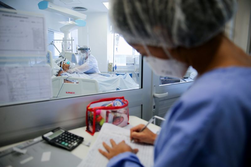 &copy; Reuters. Equipe médica cuida de paciente com Covid-19 em hospital de Porto Alegre
14/01/2022
REUTERS/Diego Vara
