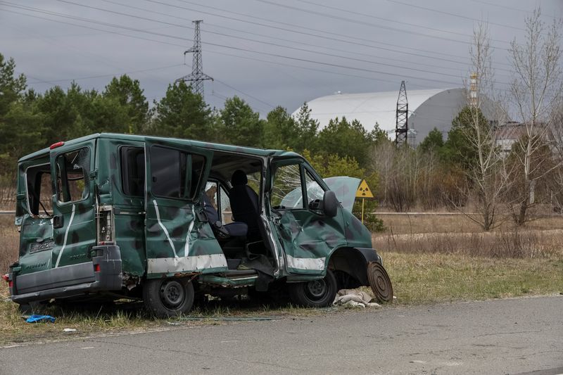 &copy; Reuters. FILE PHOTO: A destroyed car marked with the letter ''V'' is seen near the New Safe Confinement (NSC) structure over the old sarcophagus covering the damaged fourth reactor at the Chornobyl Nuclear Power Plant, in Chornobyl, Ukraine April 16, 2022. REUTERS