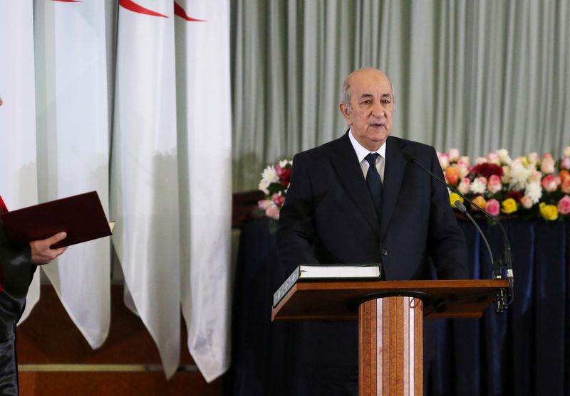 &copy; Reuters. الرئيس الجزائري عبد المجيد تبون يؤدي اليمين الدستورية رئيسا للجزائر في مدينة الجزائر بصورة من أرشيف رويترز.