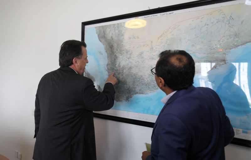 &copy; Reuters. ديفيد جريسلي الممثل المقيم ومنسق الشؤون الإنسانية للأمم المتحدة في اليمن يشير على خريطة في مكتبه بصنعاء يوم 20 أكتوبر تشرين الأول 2021. تصوير: 
