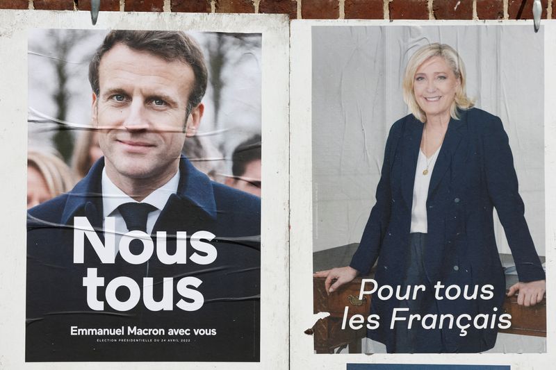 &copy; Reuters. الملصقان الرسميان للحملة الانتخابية للرئيس الفرنسي إيمانويل  ماكرون ومرشحة اليمين المتطرف مارين لوبان في مونتشيفرويل يوم 20 أبريل نيسان 2022.