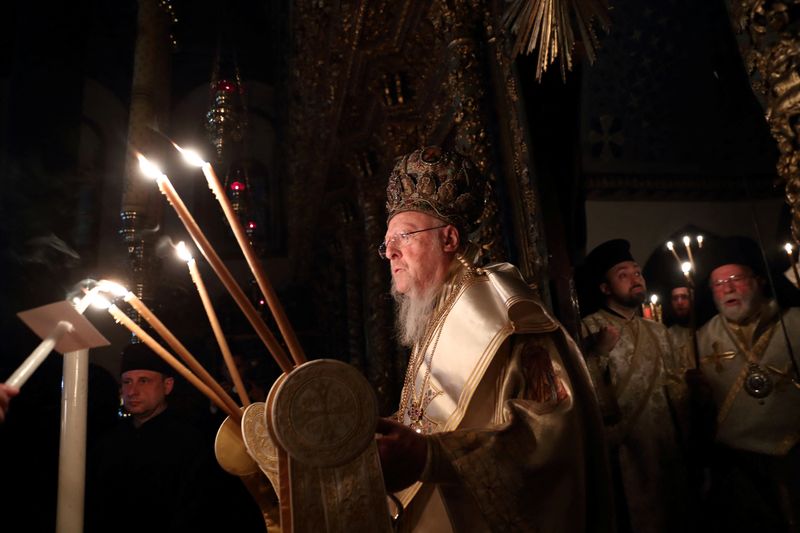 &copy; Reuters. Ecumenical Patriarch Bartholomew I, the spiritual head of some 300 million Orthodox Christians worldwide, leads the Easter Resurrection Service at the Patriarchal Church of St. George in Istanbul, Turkey April 23, 2022. REUTERS/Murad Sezer